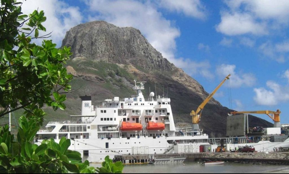 Die Aranui ist das Postschiff im Pazifik. Sie verbindet Tahiti mit den Inseln der Marqueas und ist ein kombiniertes Kreuzfahrt/Fährschiff. Das heißt: Es versorgt die völlig abgelegenen Inseln mit allem, was nötig ist, und nimmt auch Passagiere mit.